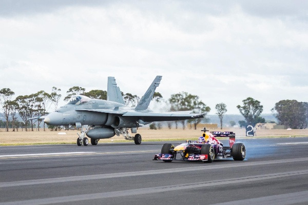 F1赛车与飞机的那些神奇比赛瞬间-第3张图片-www.211178.com_果博福布斯